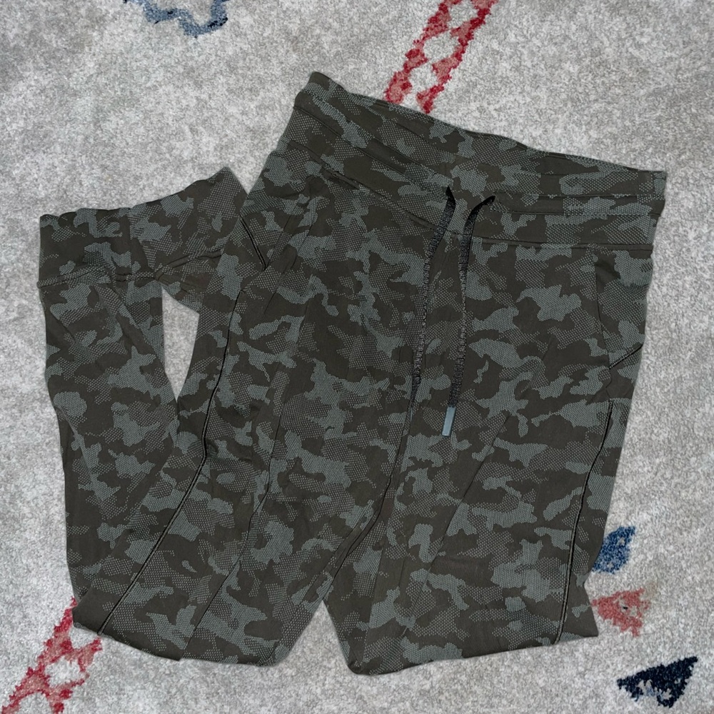 Lululemon camo jogger
